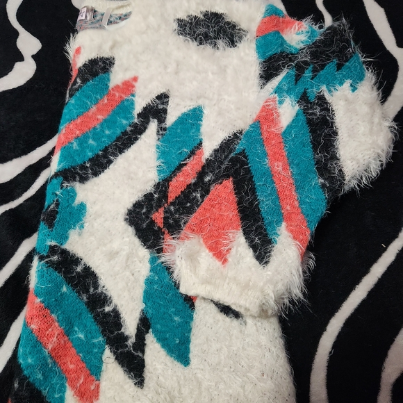 Chic Cozy Women's Sweater with Geometric Design - Picture 3 of 4